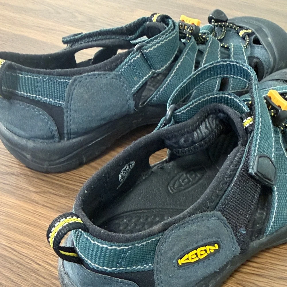 Keen Women's Black and Teal Green Sandals‎ Sz 6